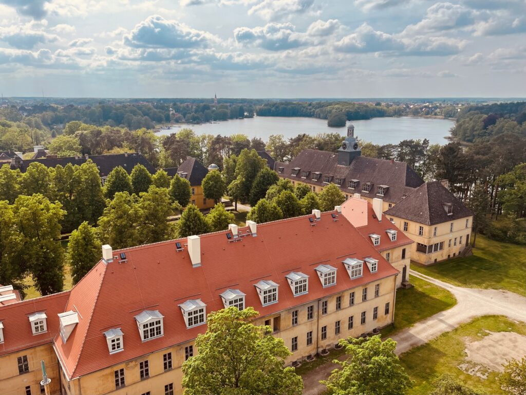Das Gebäudeensemble Joachimsthalsches Gymnasium Templin von oben mit Blick über den Templiner See